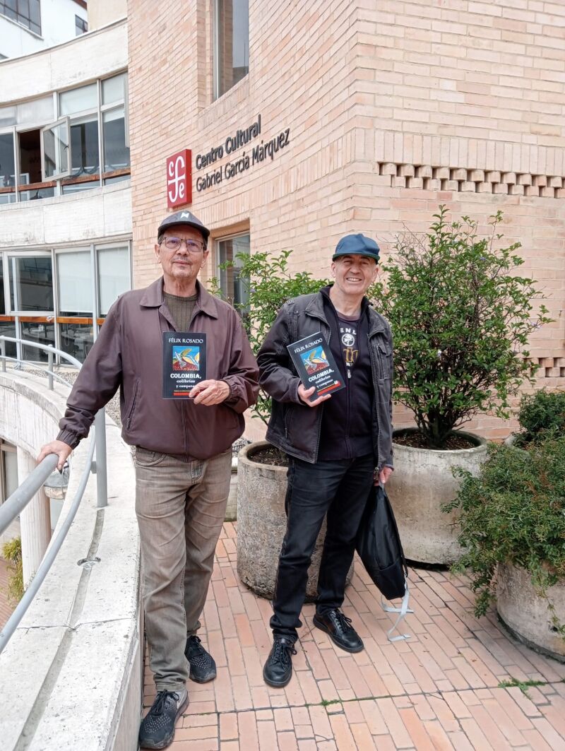 Alberto La Rotta, pintor colombiano, izqda, y Félix Rosado muestran el libro &quot;Colombia, Colibríes y Campanas&quot;