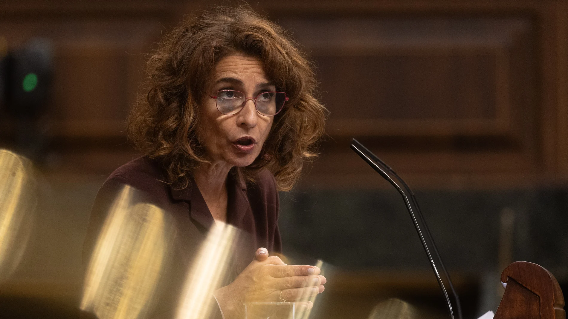 La vicepresidenta primera y ministra de Hacienda, María Jesús Montero, interviene durante una sesión plenaria en el Congreso de los Diputados, a 20 de noviembre de 2024, en Madrid (España).