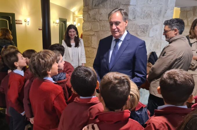 El alcalde de Salamanca, Carlos García Carbayo, con un grupo de escolares en el Día de la Infancia