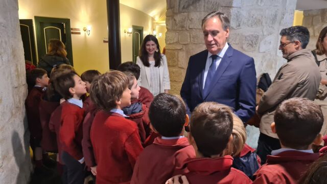 El alcalde de Salamanca, Carlos García Carbayo, con un grupo de escolares en el Día de la Infancia