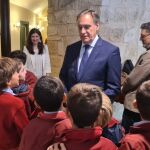 El alcalde de Salamanca, Carlos García Carbayo, con un grupo de escolares en el Día de la Infancia