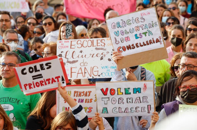 Concentración de padres para pedir que se abran los colegios en Paiporta