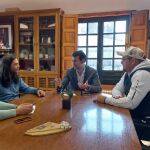 El alcalde de Medina de Rioseco, David Esteban, y la concejal de Empresas y Emprendimiento, Cristina Gª Romón, reciben a dos nuevos usuarios del Hub de Innovación y Desarrollo municipal, Riosecoworking, Cristian Pérez y Javier Baza