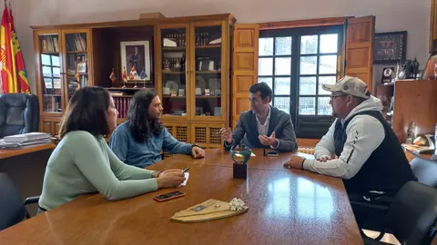 El alcalde de Medina de Rioseco, David Esteban, y la concejal de Empresas y Emprendimiento, Cristina Gª Romón, reciben a dos nuevos usuarios del Hub de Innovación y Desarrollo municipal, Riosecoworking, Cristian Pérez y Javier Baza