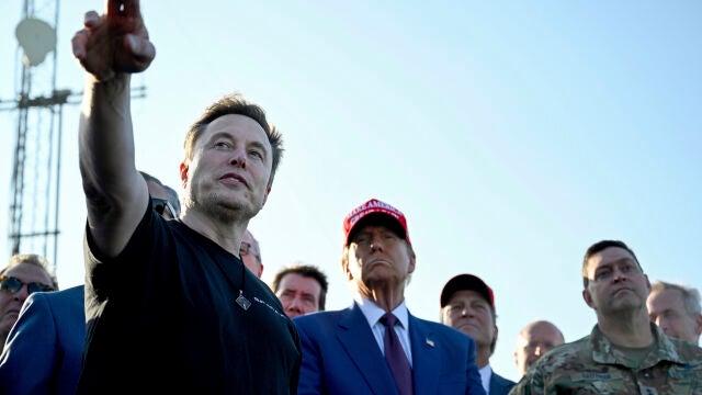 Elon Musk acompaña al entonces candidato republicano, Donald Trump, en un mitin electoral en Batler (Pensilvania) el 5 de octubre