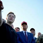 Elon Musk acompaña al entonces candidato republicano, Donald Trump, en un mitin electoral en Batler (Pensilvania) el 5 de octubre