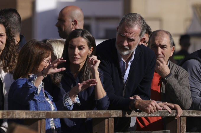 Los Reyes Felipe VI y Letizia en su segunda visita a las zonas de Valencia afectadas por la DANA