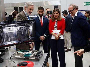  Agustín Canales, director de Traumatología de Cardiva, guía a Roberto Ronda, Pilar Jimeno e Ignacio Vega durante la visita