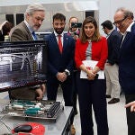  Agustín Canales, director de Traumatología de Cardiva, guía a Roberto Ronda, Pilar Jimeno e Ignacio Vega durante la visita