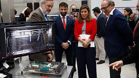 Agustín Canales, director de Traumatología de Cardiva, guía a Roberto Ronda, Pilar Jimeno e Ignacio Vega durante la visita