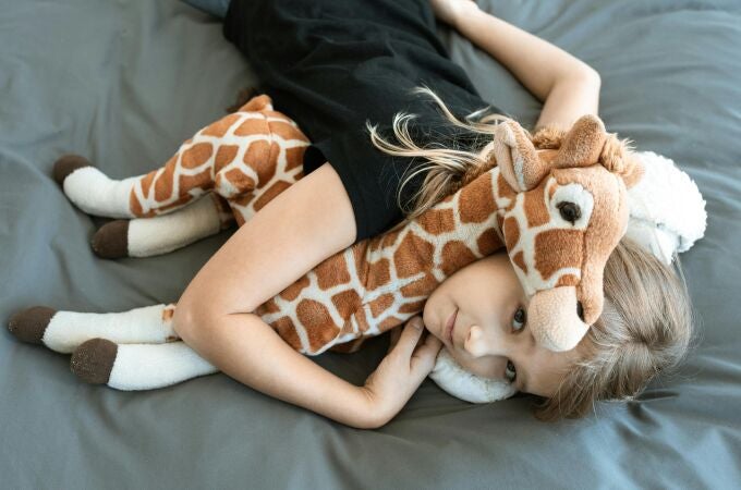 Niña jugando con peluche