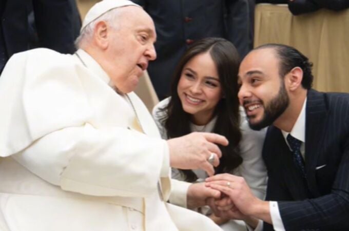 El Papa da un consejo a una pareja de recién casados para tener éxito en el matrimonio y se hace viral en redes