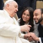 El Papa da un consejo a una pareja de recién casados para tener éxito en el matrimonio y se hace viral en redes