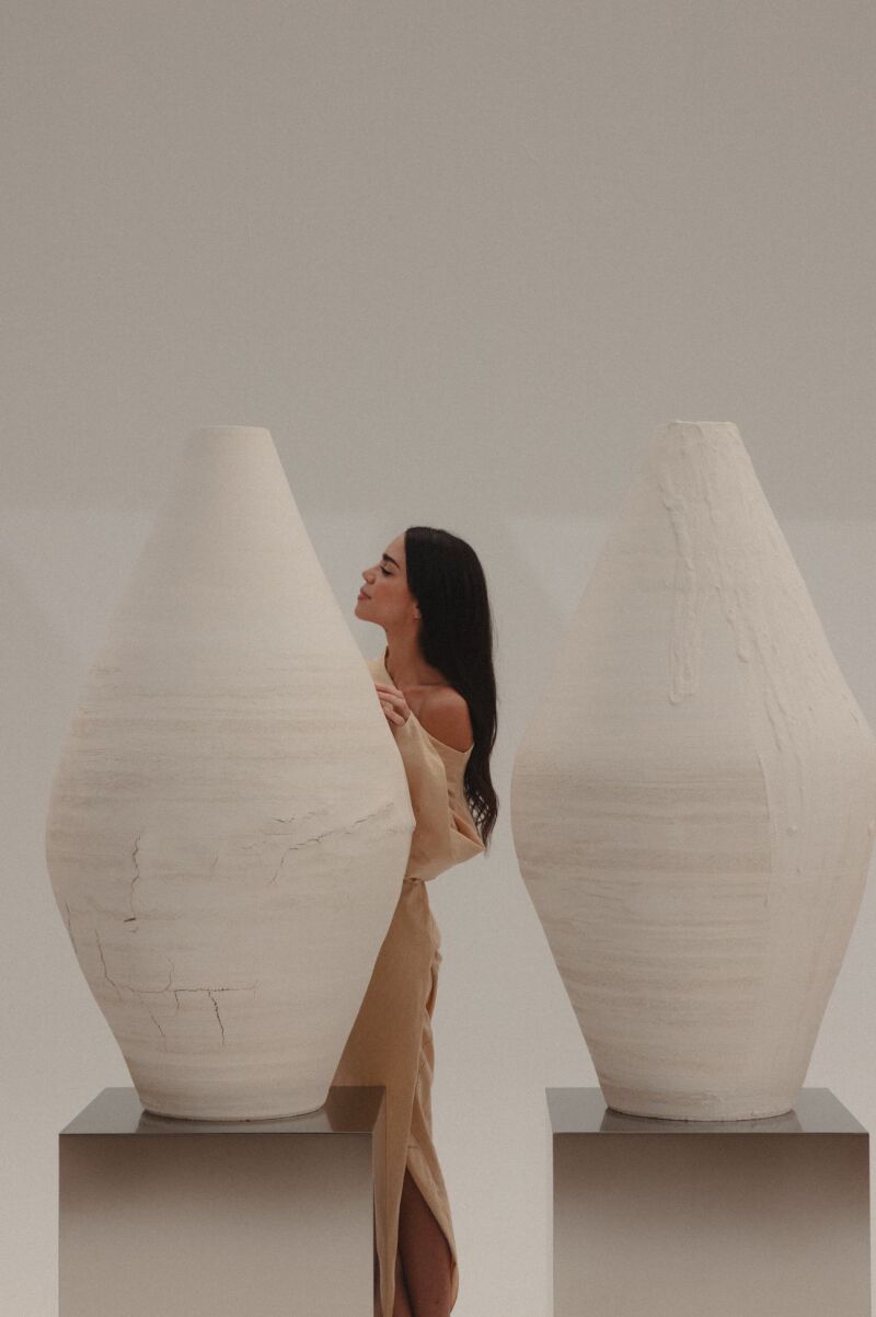 Carla Cascales con una de sus obras en cerámica.