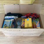 Una de las cajas de material escolar preparadas en el CEIP de Benimantell 