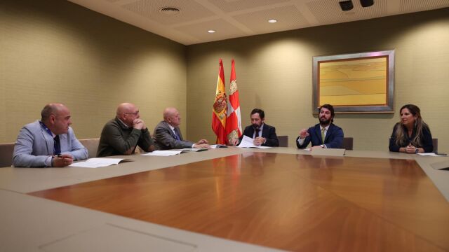 El portavoz de Vox en las Cortes regionales, Juan García-Gallardo, se reúne con los representantes de FSIE Castilla y León 