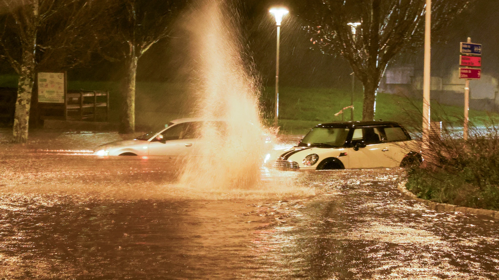 SANTIAGO DE COMPOSTELA, 08/01/2025.- La lluvia ha dejado balsas de agua a primera hora de la mañana en varios puntos de Santiago de Compostela debido al fuerte temporal que está pasando desde primera hora de la mañana por Galicia. EFE/Xoán Rey
