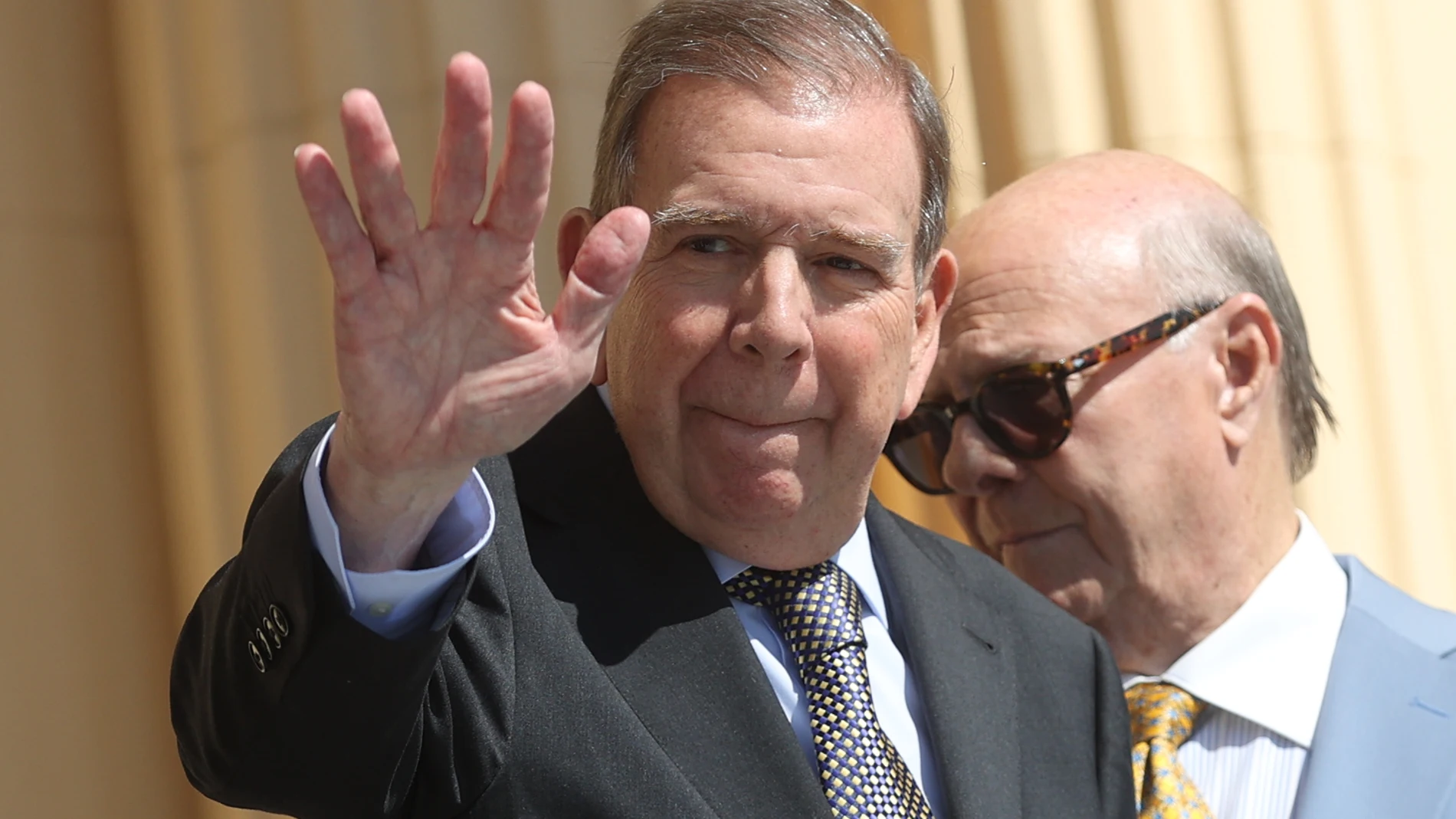 ATENCIÓN EDITORES CORRIGE APELLIDO DEL PRESIDENTE DOMINICANO AME9713. SANTO DOMINGO (REPÚBLICA DOMINICANA), 09/01/2025.- El líder opositor venezolano Edmundo González Urrutia saluda este jueves, antes de una reunión con el presidente de R. Dominicana, Luis Abinader, en Santo Domingo (R. Dominicana). EFE/ Orlando Barría