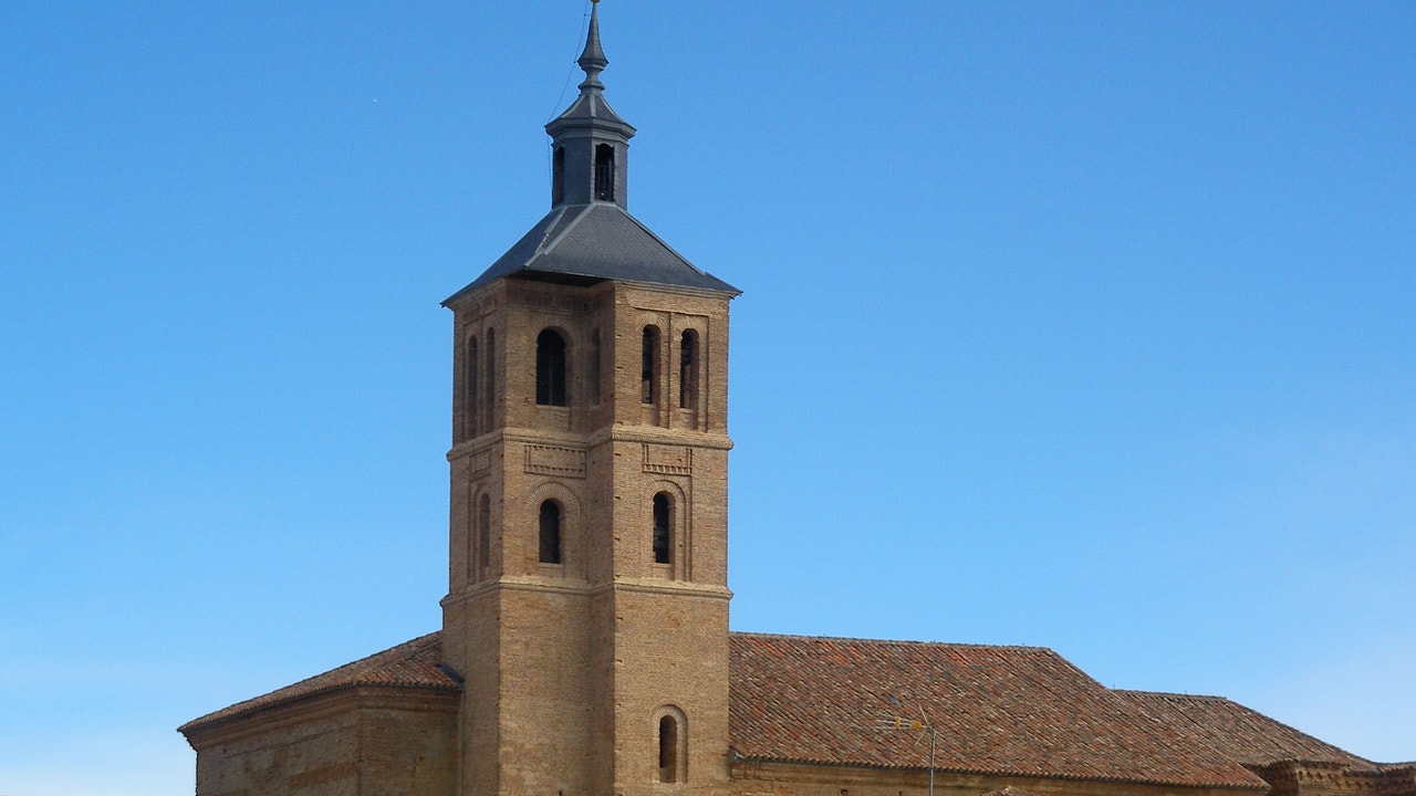 La estrambótica y desconcertante torre que existe en un pequeño pueblo de España