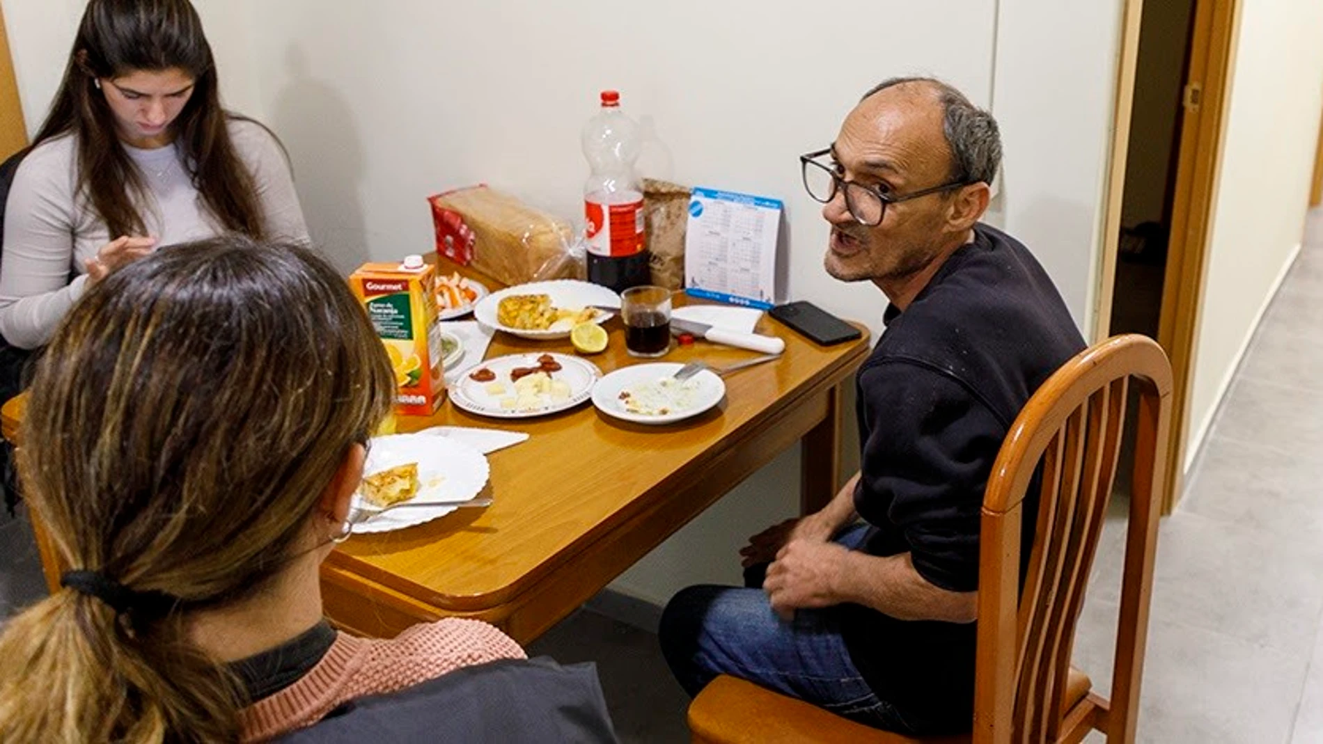 Usuario de la fundación en una foto de archivo de Arrels. REMITIDA / HANDOUT por ARRELS FUNDACIÓ Fotografía remitida a medios de comunicación exclusivamente para ilustrar la noticia a la que hace referencia la imagen, y citando la procedencia de la imagen en la firma 09/01/2025