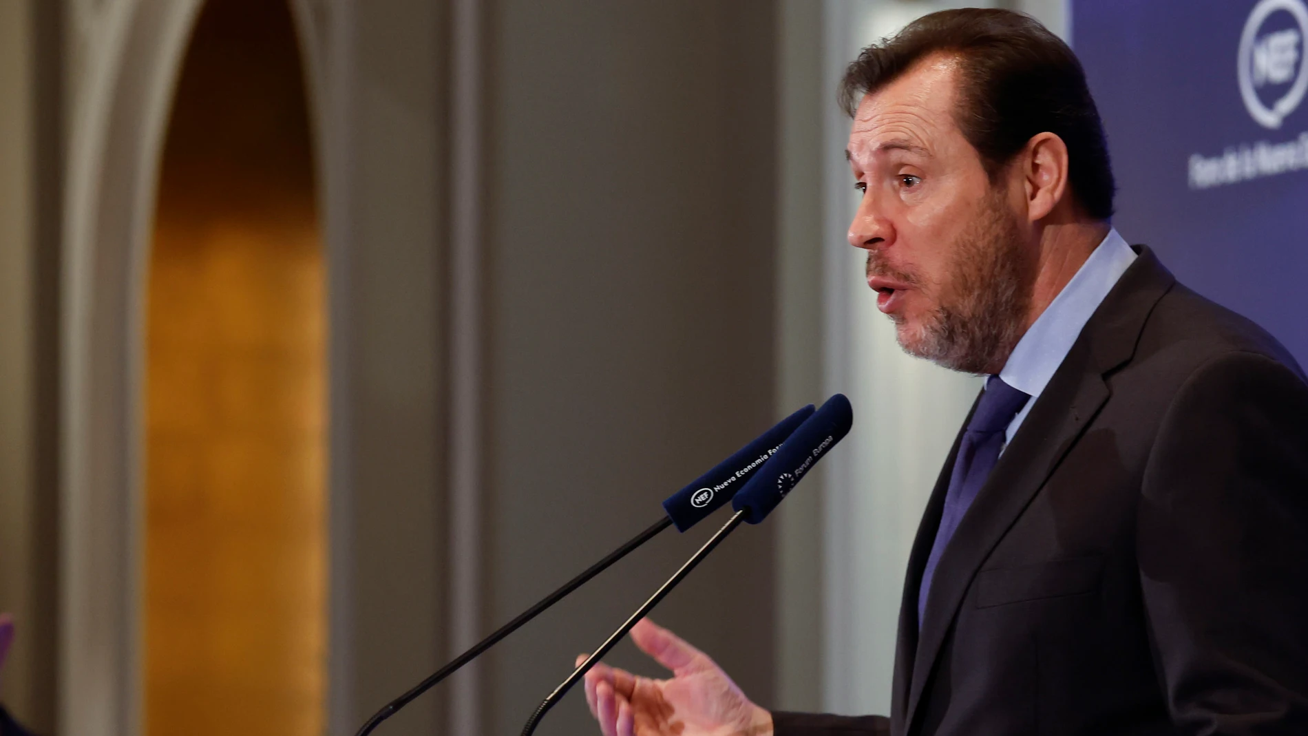 MADRID, 09/01/2025.- El ministro de Transportes y Movilidad Sostenible, Óscar Puente, durante su intervención este jueves en Madrid en un desayuno informativo del Foro de la Nueva Economía. EFE/ Javier Lizón