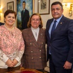 El presidente de la Diputacion de Avila, Carlos García, y Lydia Jiménez, directora general del Instituto Secular Cruzadas de Santa Maria, y la rectora de la UCAV, María del Rosario Sáez Yuguero, firman la compraventa del Edificio de Centros Universitarios.