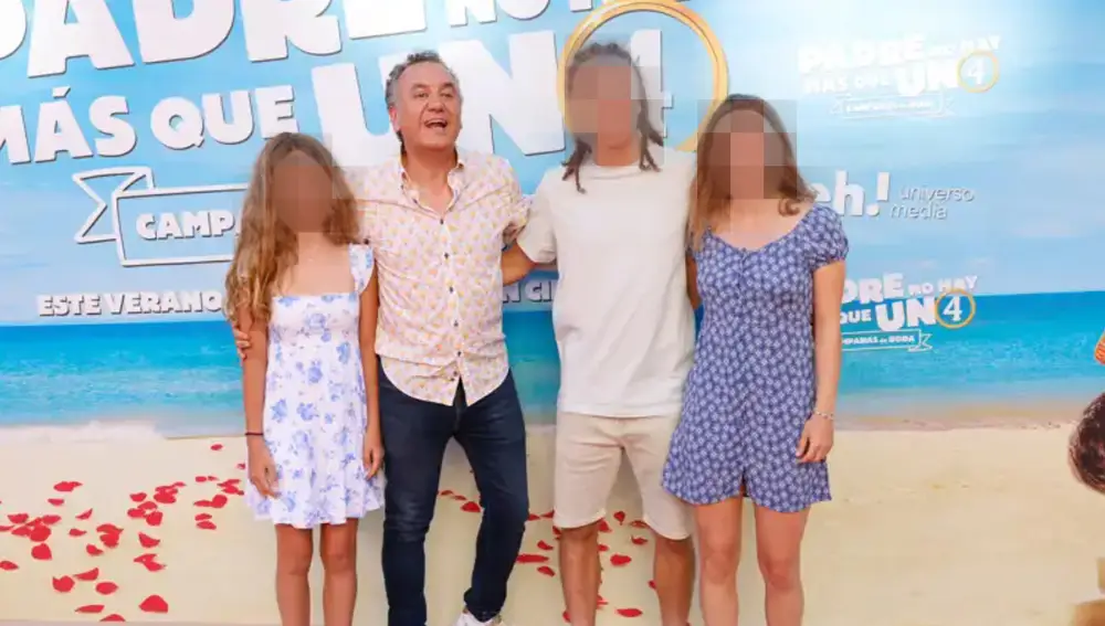 Roberto Brasero junto a tres de sus hijos