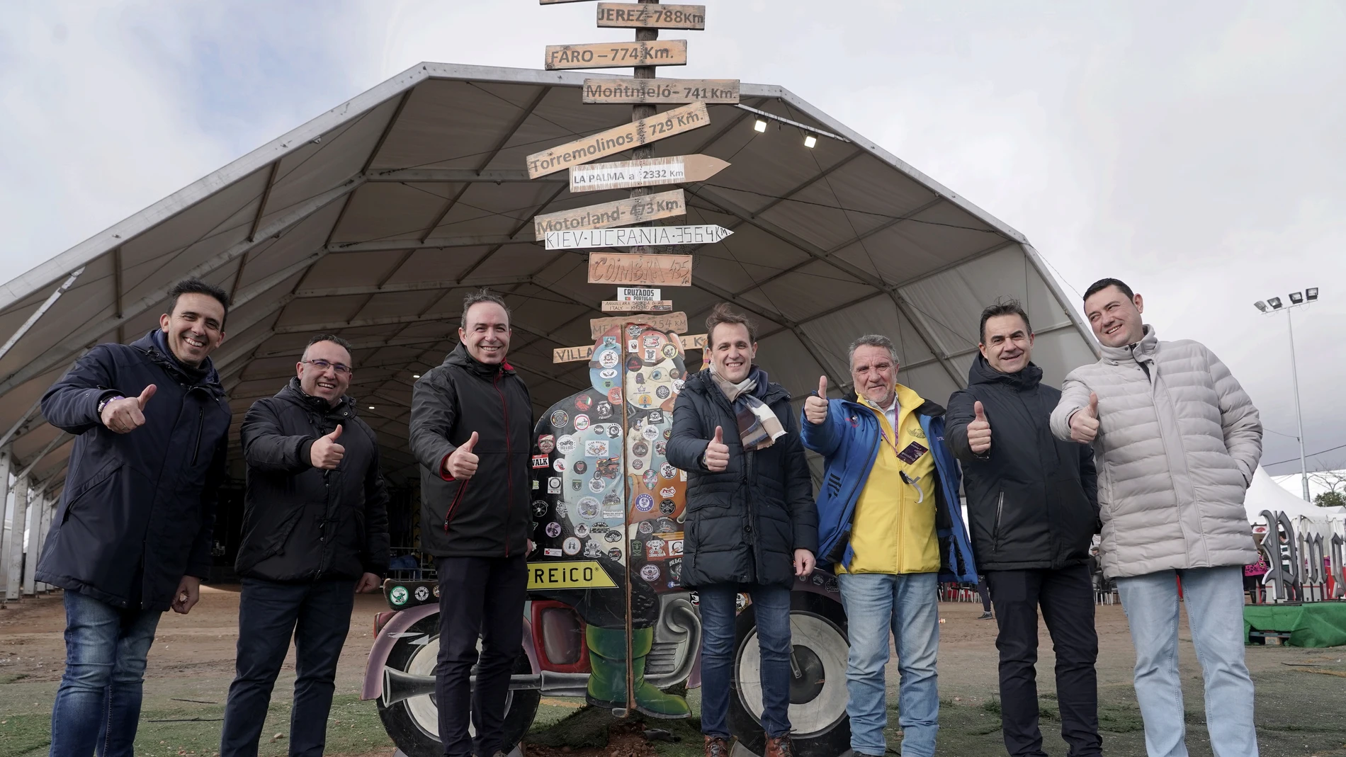 Conrado Íscar visita las instalaciones del "Pingüinos Arena" junto a Víctor Alonso y otros diputados