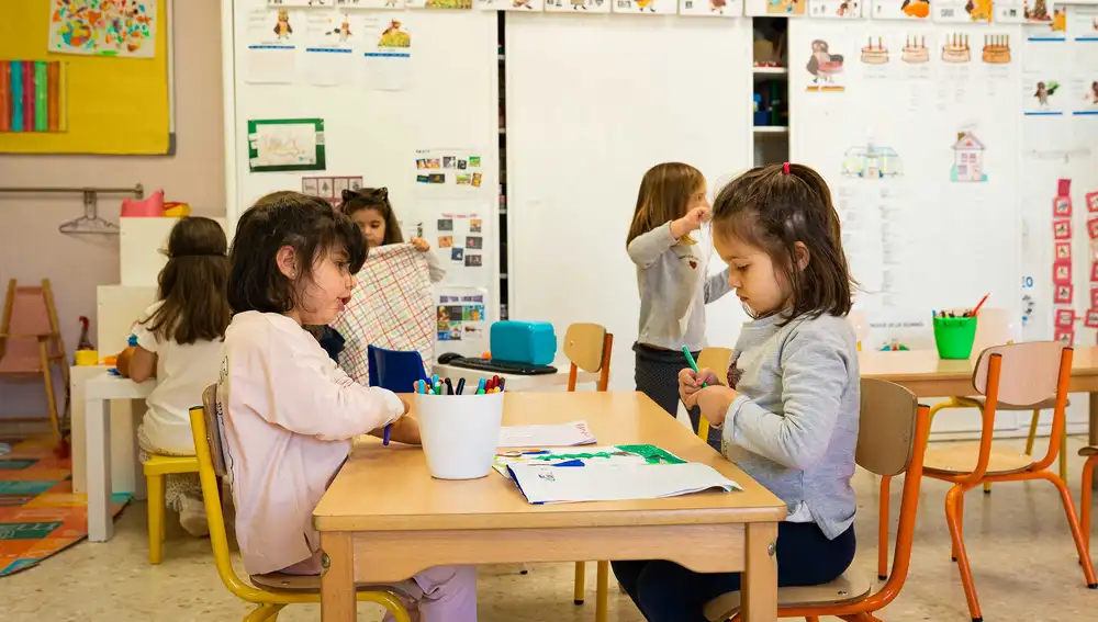 Desde las primeras etapas educativas, los alumnos reciben una formación lingüística avanzada que les permite desenvolverse con fluidez en francés, español e inglés