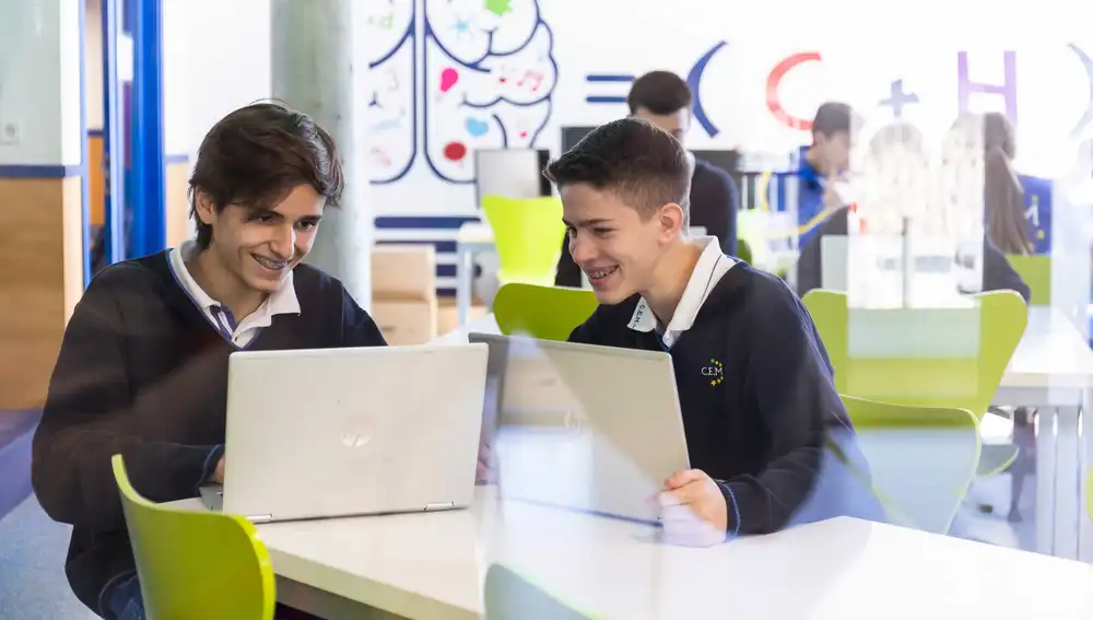 El CEM adopta metodologías activas como el aprendizaje basado en proyectos y la indagación, que permiten a los estudiantes abordar problemas reales y desarrollar habilidades críticas y colaborativas