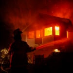 Un bombero de California tratando de sofocar las llamas