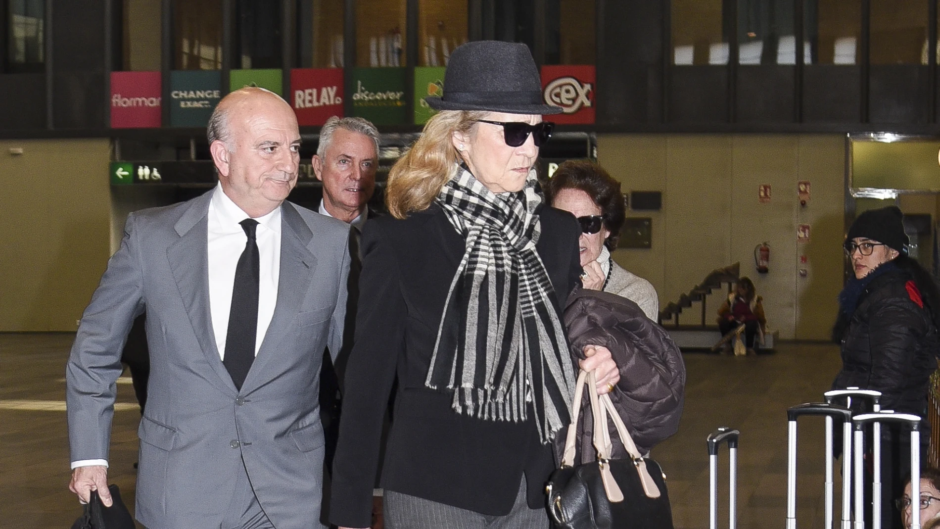 La Infanta Elena y su look en Sevilla.
