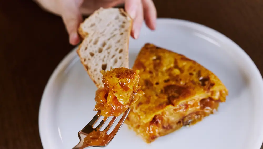 Tortilla con cebolla confitada