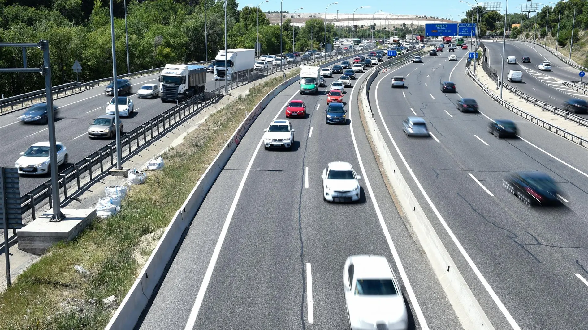 MADRID.-Corte total de la A-2 desde esta noche por la instalación de la pasarela peatonal en el Parque de las Avenidas