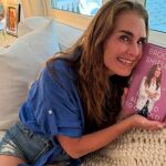 La actriz Brooke Shields, con su nuevo libro que sale a la venta el 14 de enero