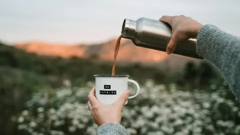 Este termo para café elegante y funcional es el accesorio que necesitas