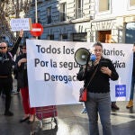 Propietarios de pisos ocupados se manifiestan contra la suspensión de desahucios