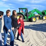 Valencia acomete la limpieza de sus playas porque el Gobierno central "ni está ni se le espera"