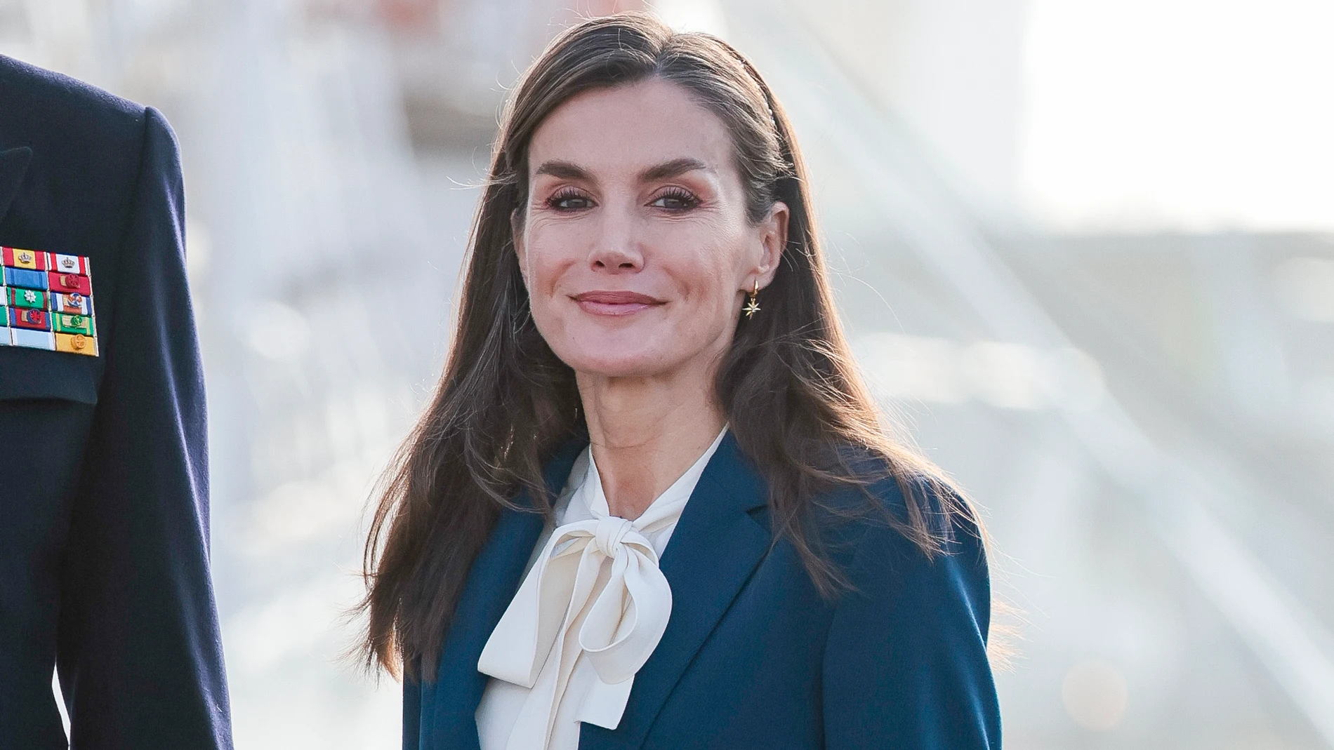 El look de la Reina Letizia en la despedida de Leonor en Cádiz: atuendo confiado, diadema inesperada y pendientes de firma española
