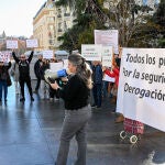 Propietarios de pisos ocupados se manifiestan contra la suspensión de desahucios