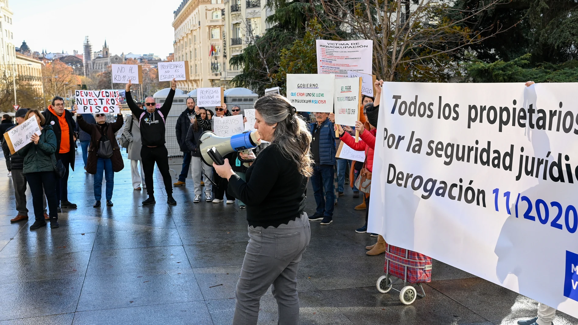 MADRID, 11/01/2025.- Medio centenar de personas, en su mayoría propietarios de viviendas ocupadas por familias vulnerables, se han manifestado este sábado en Madrid contra el decreto que prohíbe, desde 2020, desahuciar a estas familias hasta que la administración les proporcione una alternativa habitacional. Convocados por la Plataforma de Afectados por la Ocupación y la Inquiocupación y la recién creada Asociación de Propietarios de Viviendas contra la Inseguridad Jurídica (Aprovij), los afe...