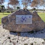 Aparece una pintada nazi en el Jardín de la Memoria de Águilas