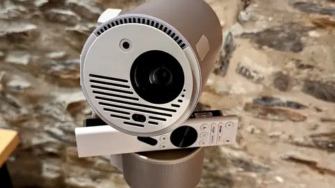 Xgimi MoGo 3 Pro con su base de carga y batería
