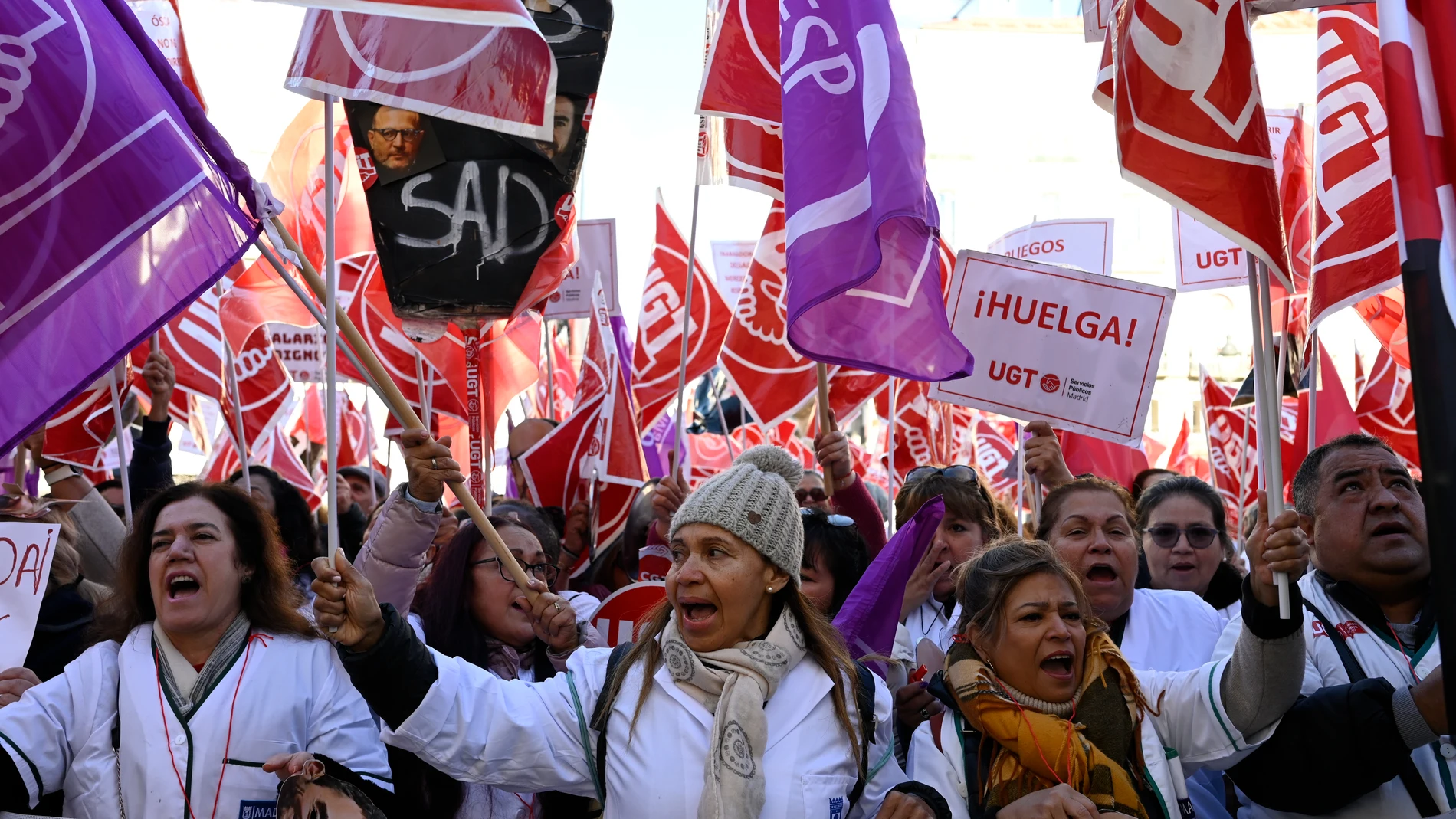 MADRID (ESPAÑA), 11/01/2025.- Vista de la manifestación de las trabajadoras del Servicio de Ayuda a Domicilio para exigir al Ayuntamiento de la capital y a la Comunidad de Madrid la actualización de los pliegos de condiciones para la gestión de su actividad con una mejora de sus condiciones laborales, este sábado en la Puerta del Sol de Madrid. EFE/ Víctor Lerena