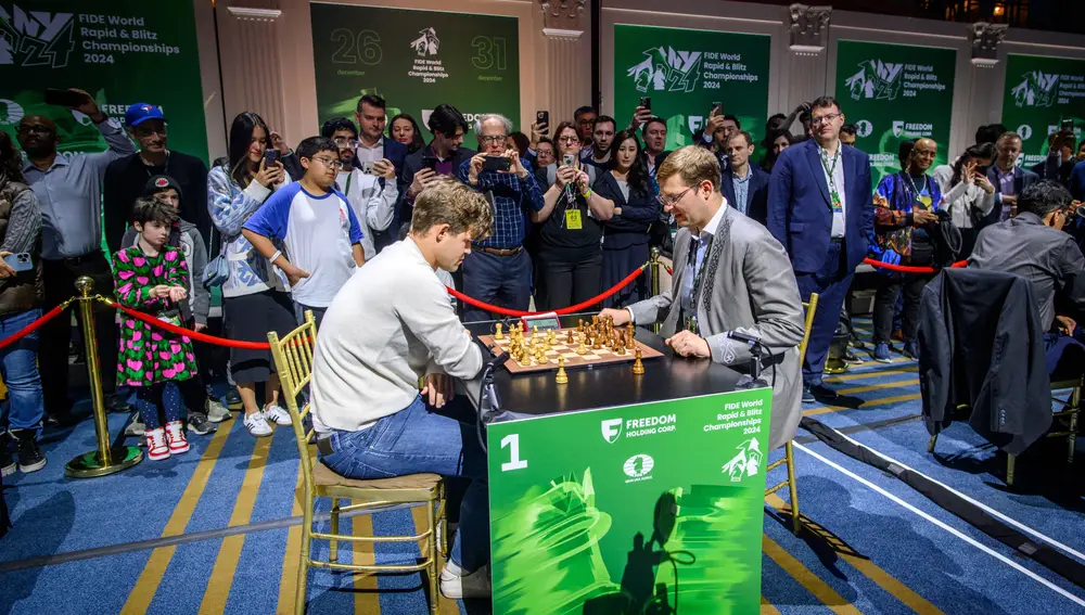 Turlov, en una partida de exhibición con Magnus Carlsen durante el último Campeona del Mundo de partidas rápidas de ajedrez