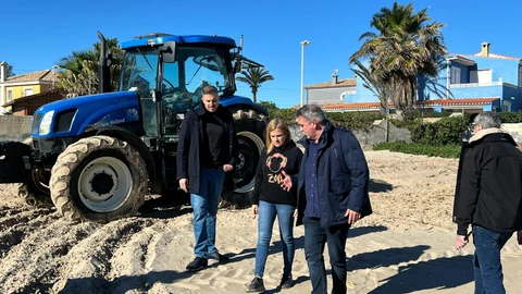 La delegada del Gobierno en la Comunitat Valenciana, Pilar Bernabé, visita la playa del Marenyet de Cullera