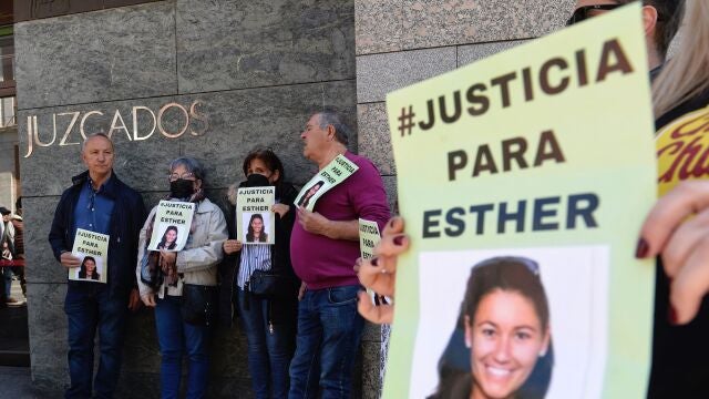  Amigos y familiares de Esther López, de 35 años, hallada muerta el 5 de febrero en una cuneta de Traspinedo (Valladolid), centrados a las puertas del Juzgado de Instrucción Número 5 de Valladolid donde declaró ante el juez Oscar S., uno de los tres investigados en relación con la desaparición y muerte de la joven. 