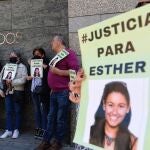  Amigos y familiares de Esther López, de 35 años, hallada muerta el 5 de febrero en una cuneta de Traspinedo (Valladolid), centrados a las puertas del Juzgado de Instrucción Número 5 de Valladolid donde declaró ante el juez Oscar S., uno de los tres investigados en relación con la desaparición y muerte de la joven. 