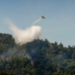 Un hidroavión realiza tareas de extinción