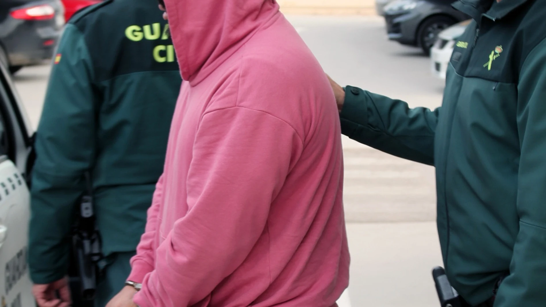 La Guardia Civil detiene a 8 personas por retener a una persona durante horas hasta desvalijarla